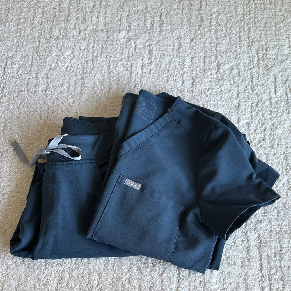 Women's Figs Scrub Set Dark Harbor; Catarina One Pocket Top & Zamora Joggers